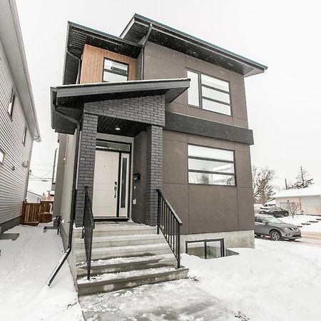 Bright Modern Home - King Bed - Free Parking - Fireplace - Fast Wi-Fi - Free Netflix Edmonton Buitenkant foto