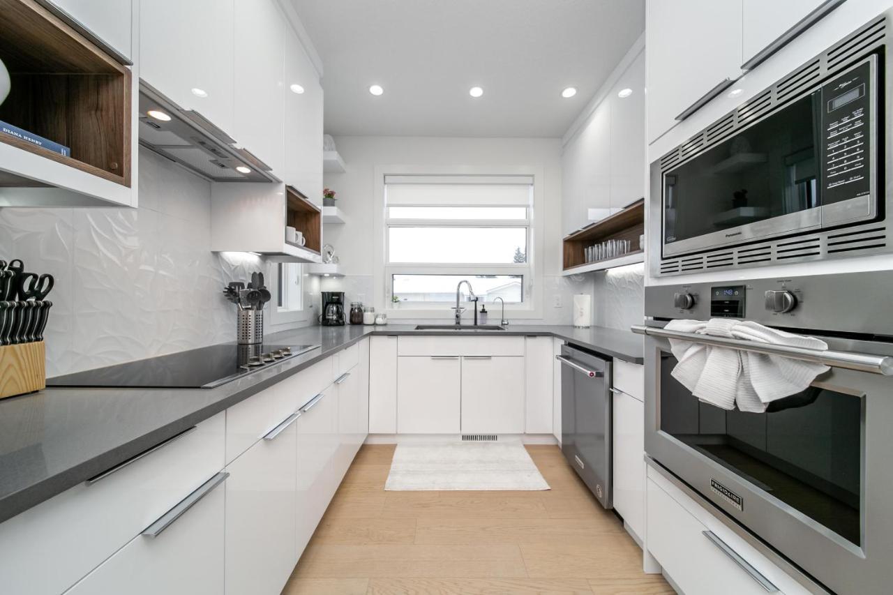 Bright Modern Home - King Bed - Free Parking - Fireplace - Fast Wi-Fi - Free Netflix Edmonton Buitenkant foto