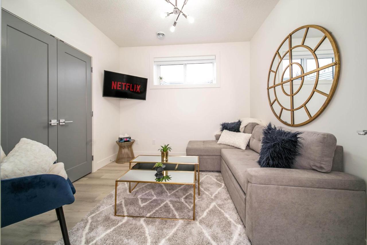 Bright Modern Home - King Bed - Free Parking - Fireplace - Fast Wi-Fi - Free Netflix Edmonton Buitenkant foto