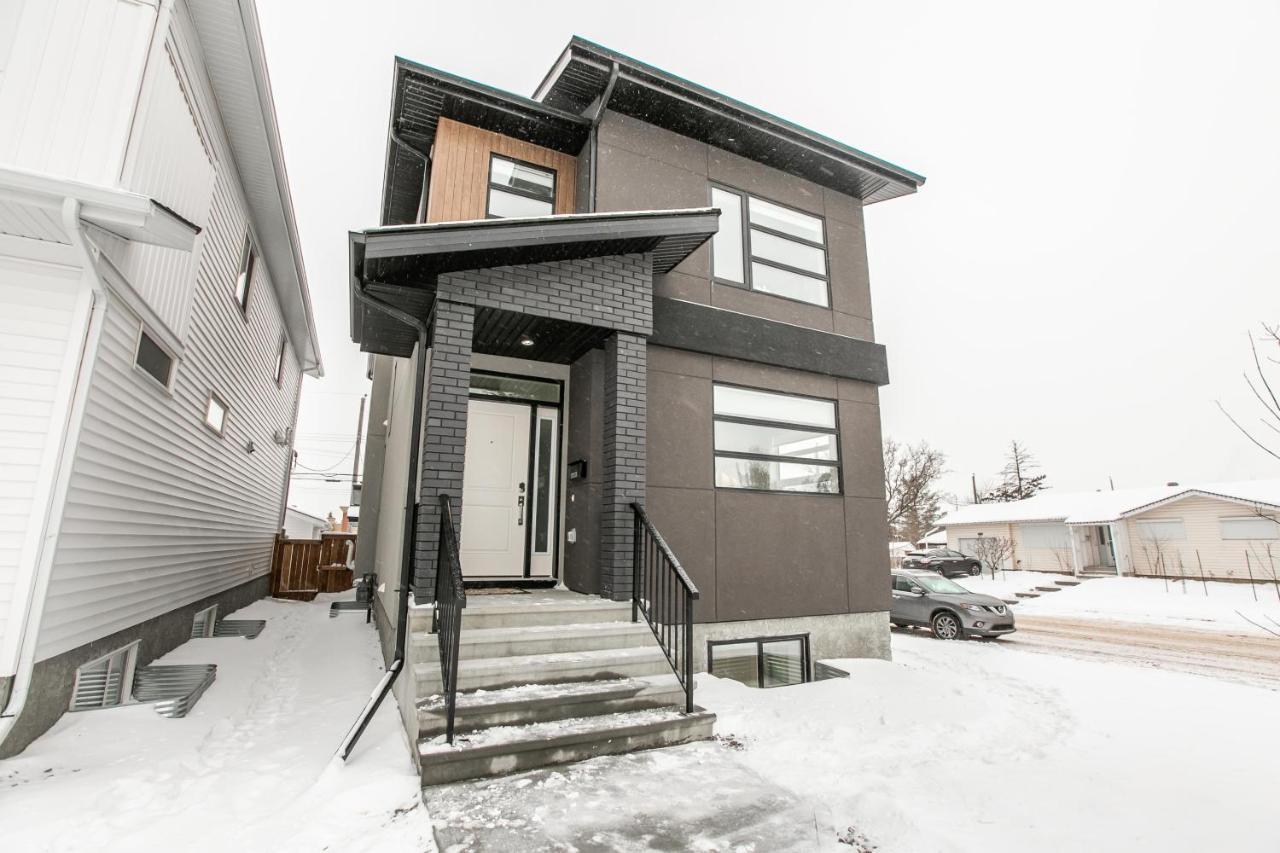 Bright Modern Home - King Bed - Free Parking - Fireplace - Fast Wi-Fi - Free Netflix Edmonton Buitenkant foto