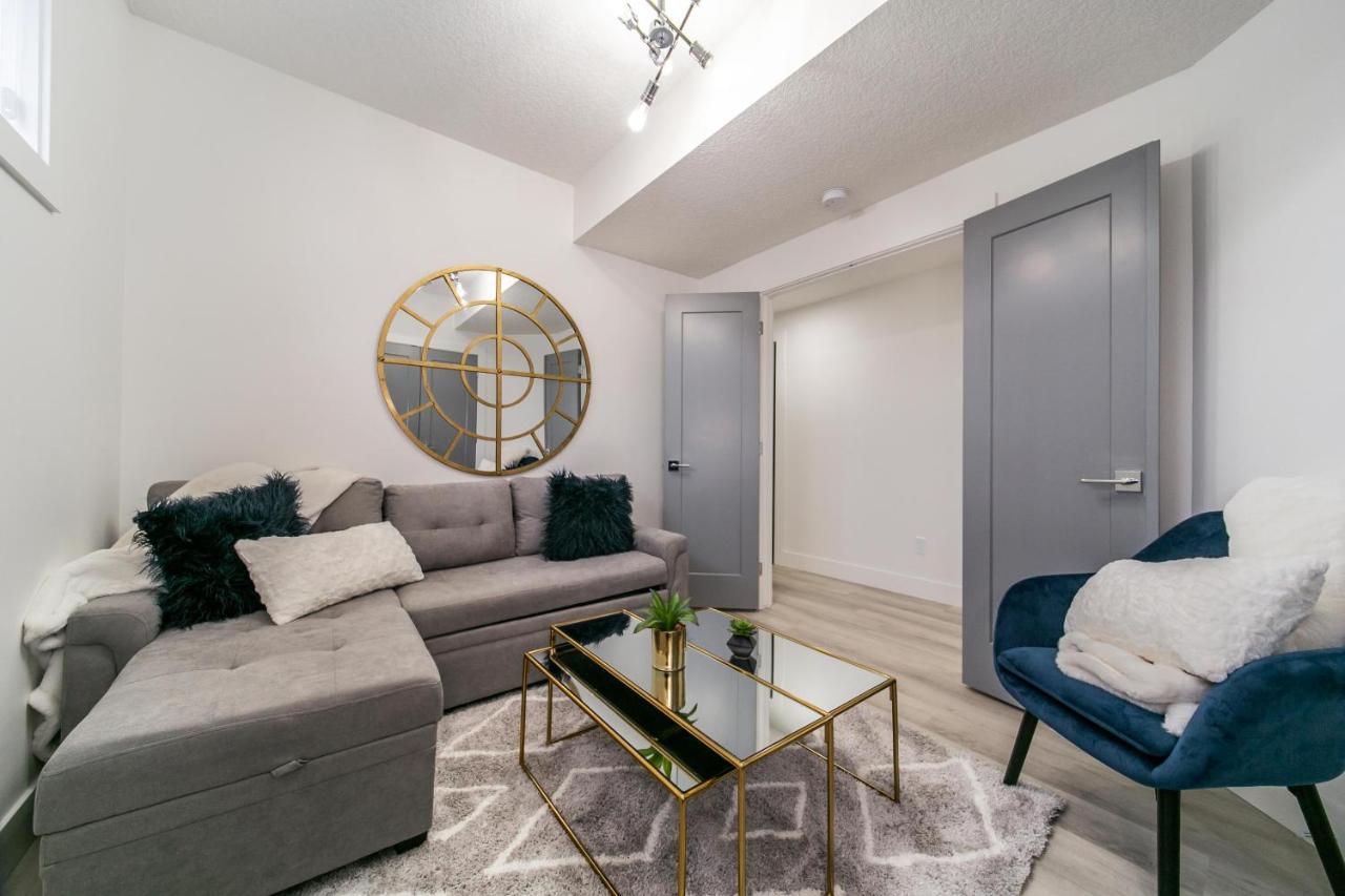 Bright Modern Home - King Bed - Free Parking - Fireplace - Fast Wi-Fi - Free Netflix Edmonton Buitenkant foto