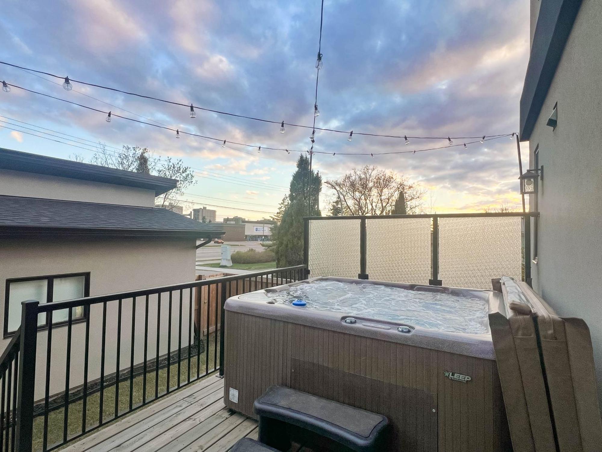 Bright Modern Home - King Bed - Free Parking - Fireplace - Fast Wi-Fi - Free Netflix Edmonton Buitenkant foto