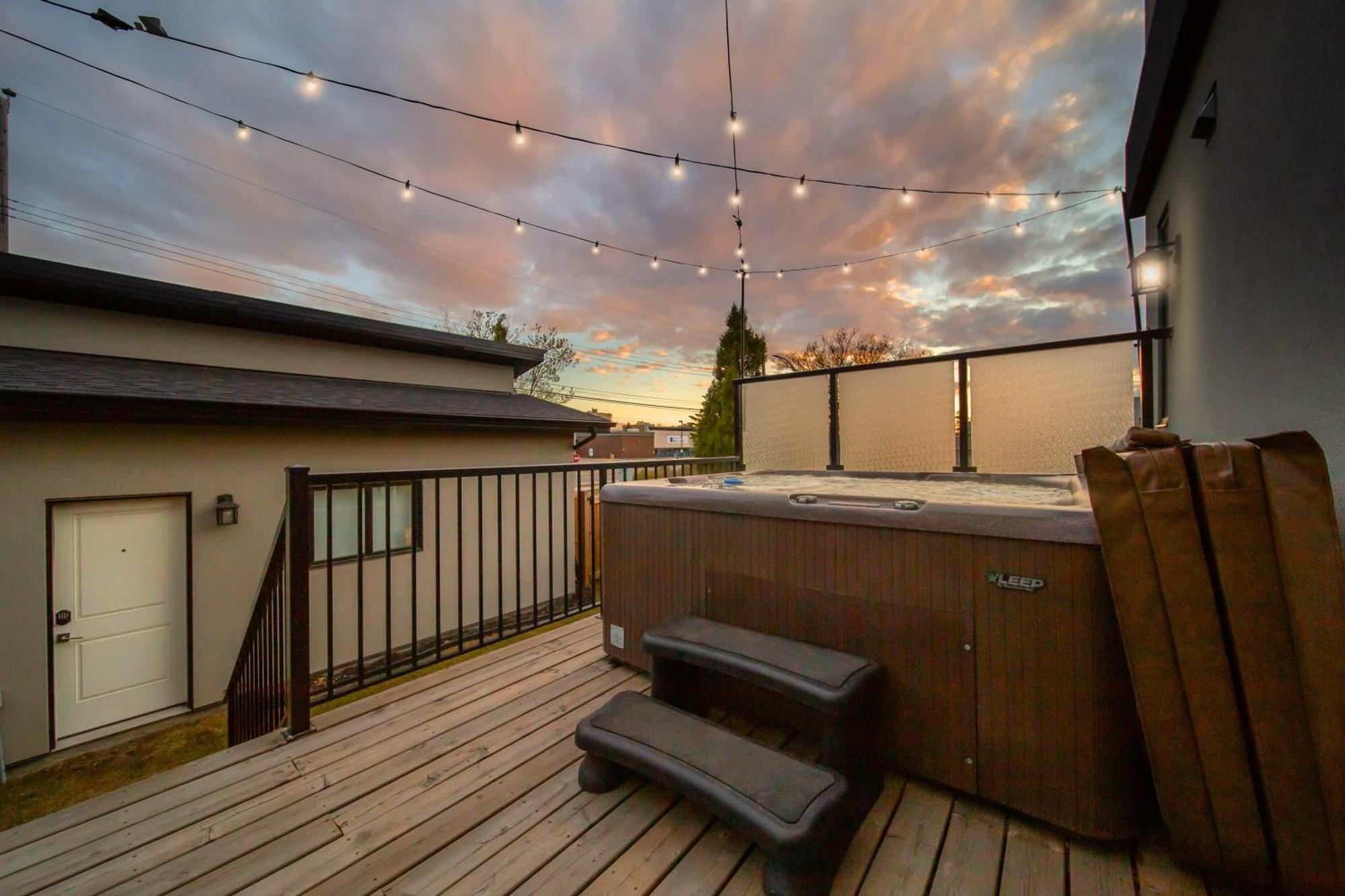 Bright Modern Home - King Bed - Free Parking - Fireplace - Fast Wi-Fi - Free Netflix Edmonton Buitenkant foto